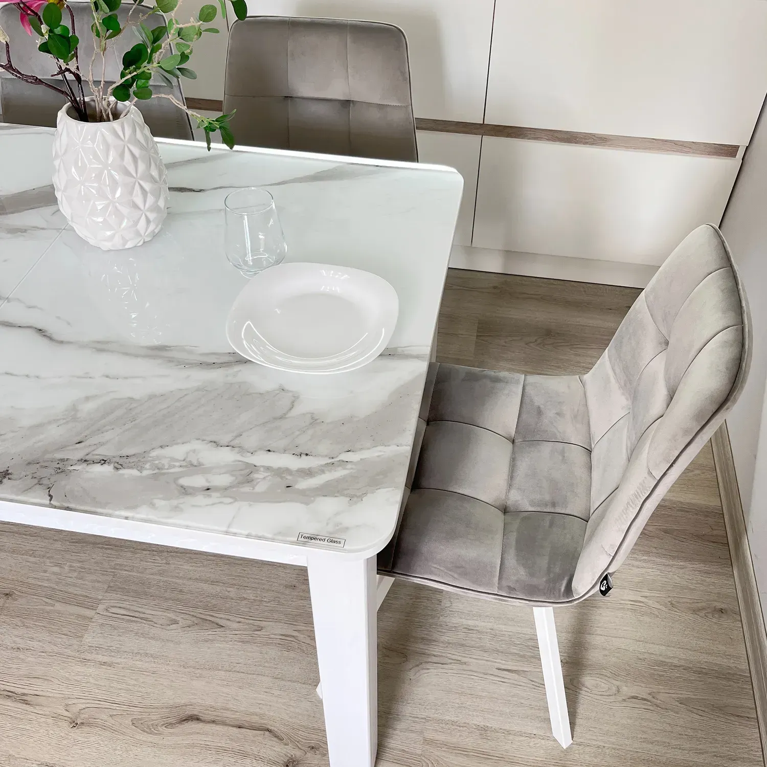 obidnii-stil-boston-a-bile-derevo-white-26-79507586094198